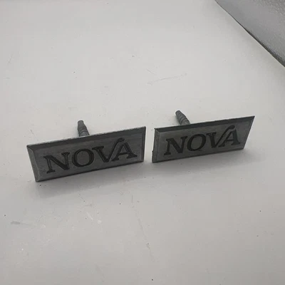 Chevrolet 1976-1977 NOS parrilla radiador emblema “Nova” GM # 372170 NOVA Foto 1 de 4