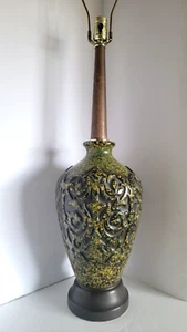 Vtg Mid Century Modern Green Yellow Abstract Embossed Ceramic & Wood Lamp 35" - Picture 1 of 11