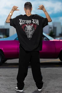 Camiseta SCRAPP SZN Tatuaje Trasero BOXY | (2 COLORES) | ¿POR QUÉ? x SCRAPPY RAMIREZ - Imagen 1 de 19