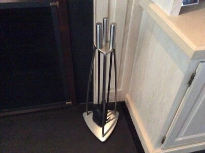Herramientas de chimenea modernas de mediados de siglo plateadas de acero inoxidable y negras 4 piezas. Set Foto 1 de 4