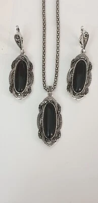 Parure composta da un ciondolo in argento antico e da orecchini in pendant. - Immagine 1 di 4