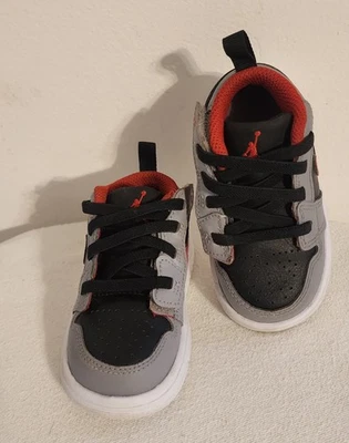 Nike AIR JORDAN para NIÑOS PEQUEÑOS Talla 5 Color Gris Negro y Rojo  Foto 1 de 4