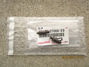 03 - 07 TOYOTA SEQUOIA SET OF 2 INTERIOR DOOR PANEL TRIM BOARD CLIP NEW 07066-E9 - Picture 1 of 4