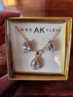 Conjunto de pendientes collar lágrima diamantes de imitación Anne Klein joyas en tono dorado  Foto 1 de 4