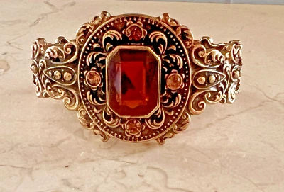 Pulsera abrazadera Lucite de latón naranja con estrás de latón ornamentado 103 de diseñador Foto 1 de 4