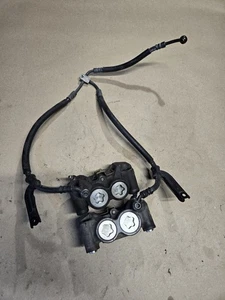 Juego de pinzas de freno delanteras Yamaha R6 2008-2016 par de líneas de freno OEM buenas #137 - Imagen 1 de 4