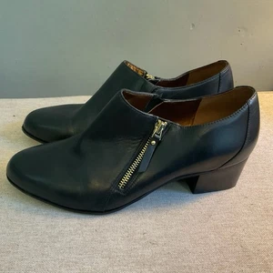 Naturalizer Tipley Leder Stiefelette in Schwarz Seitenreißverschluss Gold Details Gr. 10W - Bild 1 von 16