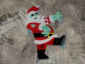 Almohada de Navidad Zombie Santa bordada, apertura con cremallera de 13.5x13.5" 2 opciones - Imagen 1 de 5