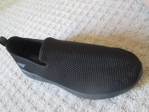 Right Shoe ONLY Amputee 10.5 SKECHERS GOGA MAX Go Walk SLIP ONS Wide Fit Black - Picture 1 of 3