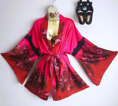 Nuevo con etiquetas Ted Baker Rojo Negro Estampado Floral Encaje Satinado Tacto Kimono Camisón Bata Talla M Foto 1 de 4
