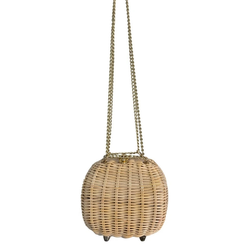 Cartera pequeña de mimbre natural Magid vintage años 60 cadena dorada correa para el hombro  Foto 1 de 4