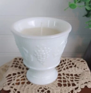 Plato de vidrio de leche vintage con patas pequeñas con vela de soja vertida a mano, Keen Ind. - Imagen 1 de 7