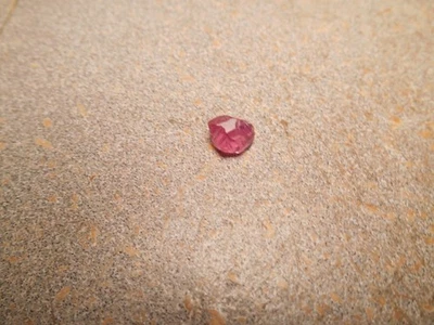 Rubí facetado áspero. rosa-rojo. 2,0 cts. limpio. India. Foto 1 de 2