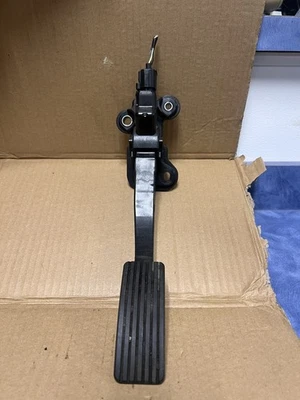 Sensor de pedal acelerador OEM Mitsubishi 1600A102 - Se adapta a modelos 2007-2024 Foto 1 de 4