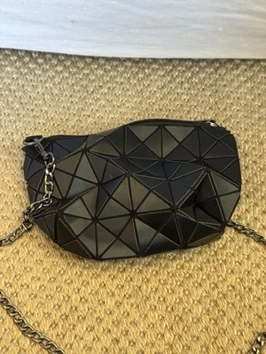 Bao Bao Issey Miyake CARTÓN MATE Negro. Bandolera. 8,5 X6 pulgadas Foto 1 de 4