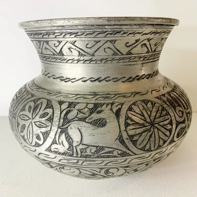 Antigua olla mogol persa plateada tintada cobre tallada hecha a mano ciervo islámico Foto 1 de 4