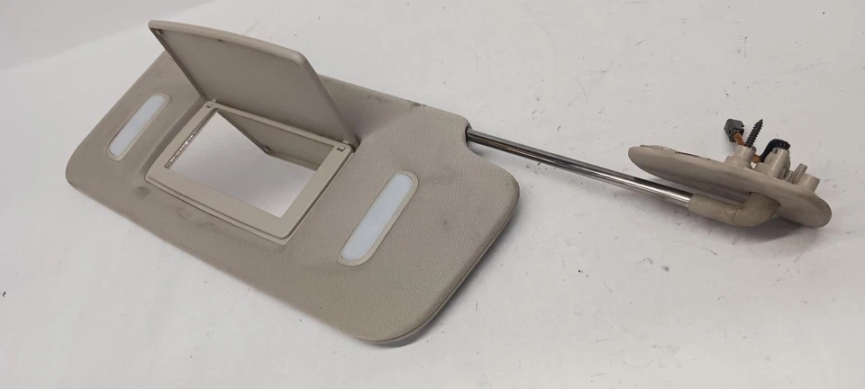 '07-'13 CHEVROLET SILVERADO 1500 right passenger Sun visor OEM  — 第 1/4 张图片