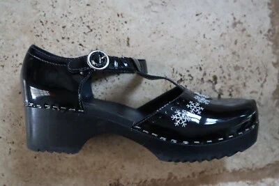 Nuevos zuecos con correa en T de charol negro Hanna Differentson patrón de copo de nieve 5,5-6 Foto 1 de 4