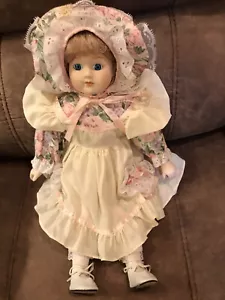 Muñeca de porcelana 16" cabello rubio usa vestido estampado rosa con superposición amarilla - Imagen 1 de 7