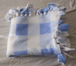 Coperta bambino legata a scacchi blu e bianco pile fatta a mano legata a mano - Foto 1 di 5