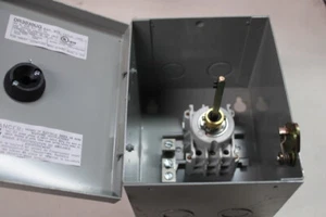 Crouse-Hinds DR3030UG Rotary Safety Switches - Picture 1 of 2