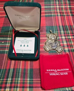 1998 Reed & Barton Baby’s First Christmas Teddy Bear Sterling Ornament Box25 - Bild 1 von 7