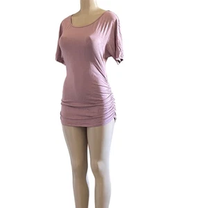 T-shirt donna aderente rosa increspato collo scoop casual e comoda morbida elasticizzata basic top - Foto 1 di 7