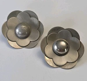 Paar Vintage Zinn? Mehrlagige silberfarbene Blumenknöpfe groß - Bild 1 von 3