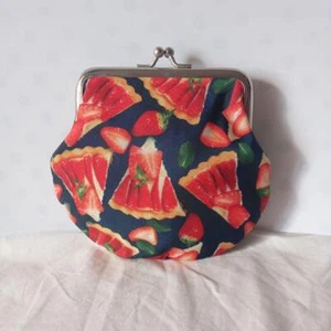 Handgefertigter Kiss Lock Beutel Erdbeertarte Muster - Bild 1 von 15