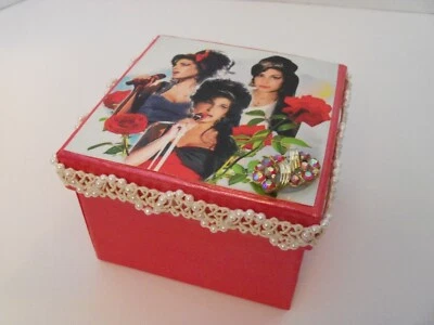 Caja decorativa adornada roja Amy Winehouse Foto 1 de 4