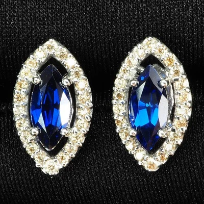 Alluring Royal 蓝色蓝宝石 2.25 克拉 925 纯银白金耳钉 — 第 1/4 张图片
