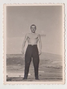 Hemdloser muskulöser junger Mann steht stolz gegen Hangwind Gay Int Vibe - Bild 1 von 7