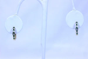 Hermosos pendientes Huggie de oro amarillo de 14 K esmeralda y diamante 0,75"- 13558 - Imagen 1 de 6