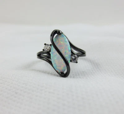 Anillo de cóctel enchapado en rodio negro con ópalo blanco y circonita cúbica talla 7 Foto 1 de 4