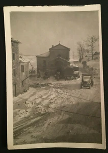 Foto vintage en blanco y negro de camiones de Old Church en el invierno #404040 - Imagen 1 de 1