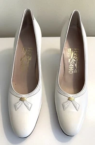 SALVATORE FERRAGAMO Hueso Marfil Tacones Cuero Arco Dorado Zapatos de Bomba Talla 7 AAA Estrechos - Imagen 1 de 13