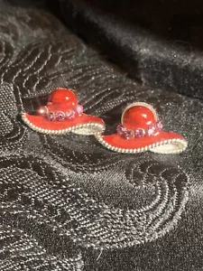 Orecchini Post Società Smalto Rosso Viola Strass Cappello Rosso 'Alta Società' - Foto 1 di 10