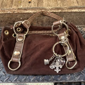 Bolso de Hombro Kathy Van Zeeland Marrón Imitación Gamuza Cuero Borde con Dijes - Imagen 1 de 4