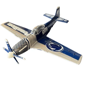 Raro aereo Penn State P-51 Mustang scala 1:48 197/552 Fleer da collezione 2003 - Foto 1 di 9