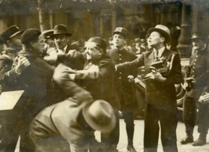 France Paris Prince of Wales Fight between Police and Reporters Old Photo 1935 - Imagen 1 de 3