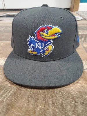 NUEVO SIN ETIQUETAS Para hombres New Era Kansas Jayhawks 59FIFTY Sombrero Ajustado 7 3/8 Foto 1 de 3