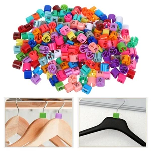  180 Stück Kleidermarker Aufhänger Größenschild Verschlüsse für Kleidungsnummernschilder - Bild 1 von 17