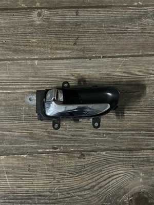 Manija interior de la puerta del conductor Infiniti G35 2003-2006 cupé negra Foto 1 de 4