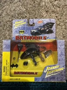 KIT MODELO DIECAST BATMOBILE JOHNNY LIGHTNING BATMAN, AÑOS 40 DC COMICS, 1:64, NUEVO EN CAJA - Imagen 1 de 4