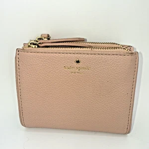 Cartera Kate Spade Pequeña Doble Plegable Cuero Guijarro Rubor Nube - Imagen 1 de 10