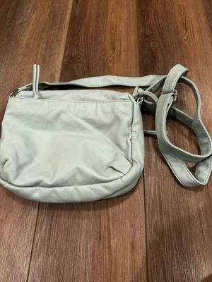 Bolso de mano Bueno verde menta claro usado en excelente estado muy suave por dentro y por fuera Foto 1 de 4