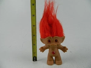 Vintage 3" Asso Novità Treasure Troll Bambola Capelli Rossi Diamante Gioiello in Pancia - Foto 1 di 3