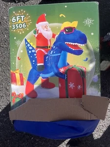 Caja de regalo inflable al aire libre Santa montando un dinosaurio con gafas de sol 6 pies - Imagen 1 de 4
