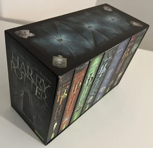 HARRY POTTER 1-7 Gesamtausgabe im Schuber Broschiert + Zaubersprüche Seitenrand - Bild 1 von 4