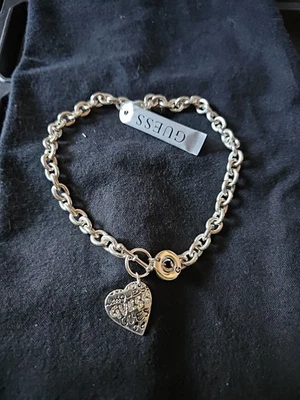 Collar grueso de cadena con dije de corazón de acero inoxidable Guess Jewelry para dama Foto 1 de 3